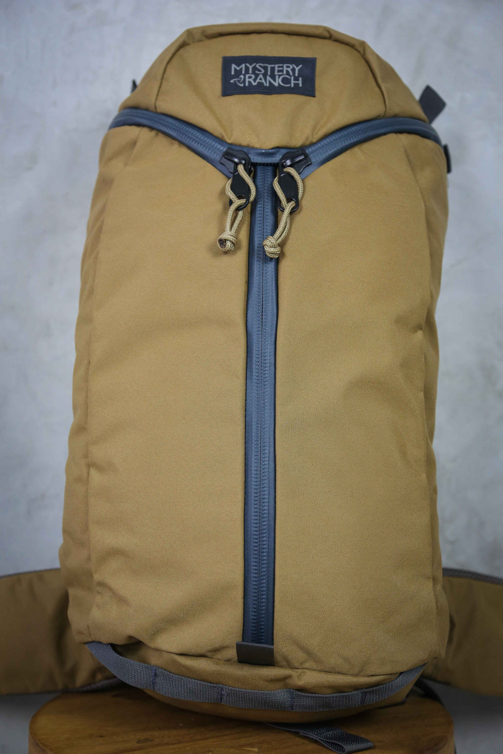 バッグ MYSTERY RANCH URBAN ASSAULT 21 Coyote Mystery Ranch Urban Assault 21 Daypack, Coyote, One Size